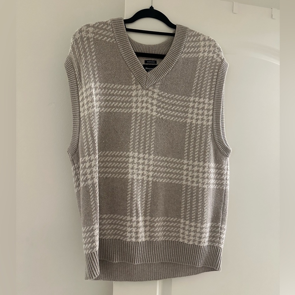 Abercrombie & Fitch V-Neck Sweater Vest in Gray Plaid